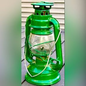 Vintage Antique Green DEPARTMENT 56 Kerosene Oil Lamp Camp Lantern